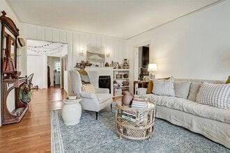 Building Photo - 2112 Banks St