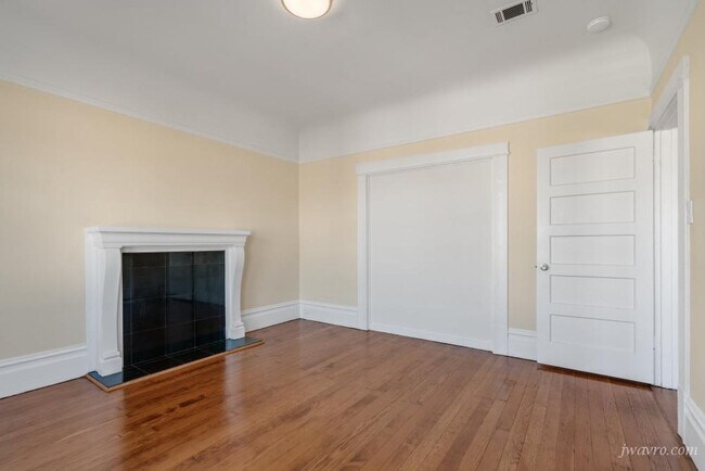 Building Photo - 454 S Van Ness Ave