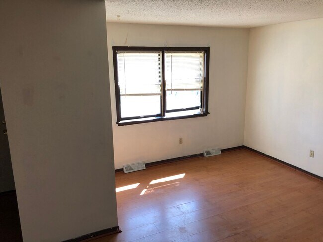 Building Photo - 3 Bedroom Townhome on Quite side of East Campus