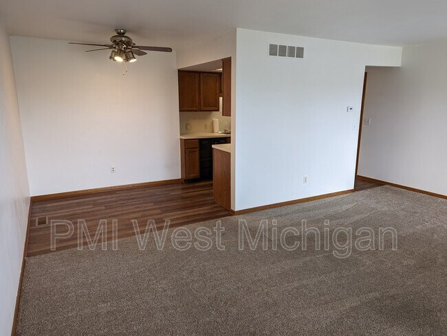 Building Photo - 672 Waterview Ct SW
