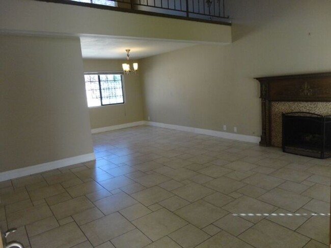 Building Photo - Nice 3 + 2.5 + Loft View Home Santa Clarita