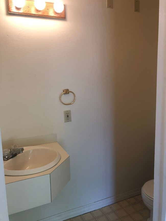 Building Photo - Campus House ~ 4 bedroom, 1.5 bath