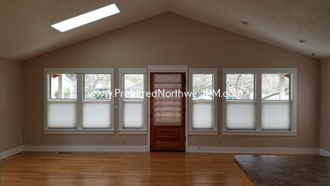 Foto del edificio - Lovely newer home in River Road area