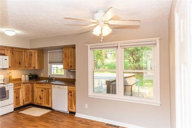 Foto del edificio - Rare Find... Detached Single Family Home in Purcell Park!