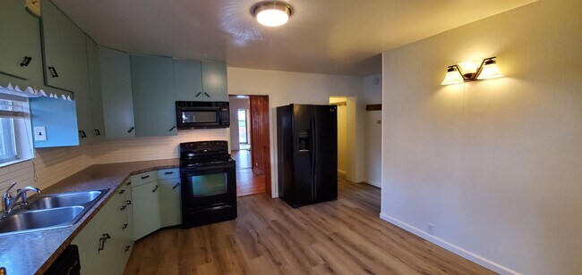 Building Photo - Charming 4-bedroom in Golden