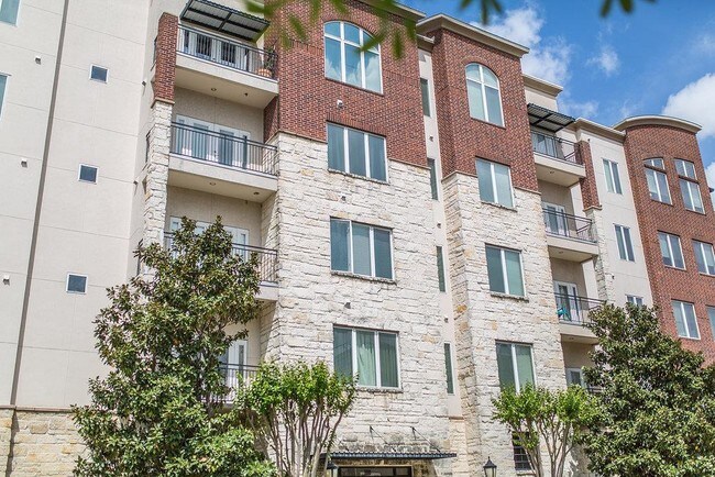 Building Photo - 100 Willard St