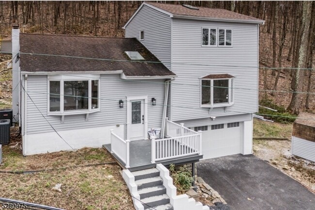 Building Photo - 2 Sachem Rd