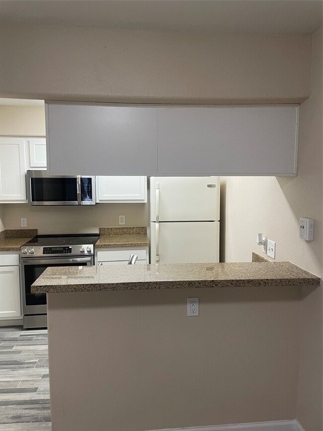 Building Photo - 17401 Red Oak Dr