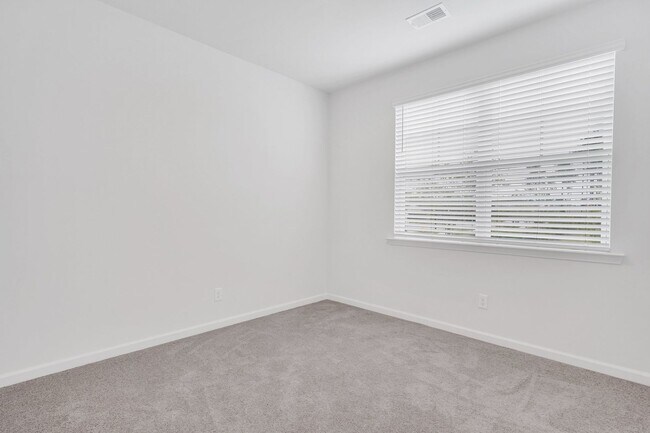 Foto del edificio - 4 BEDROOMS & FENCED YARD!