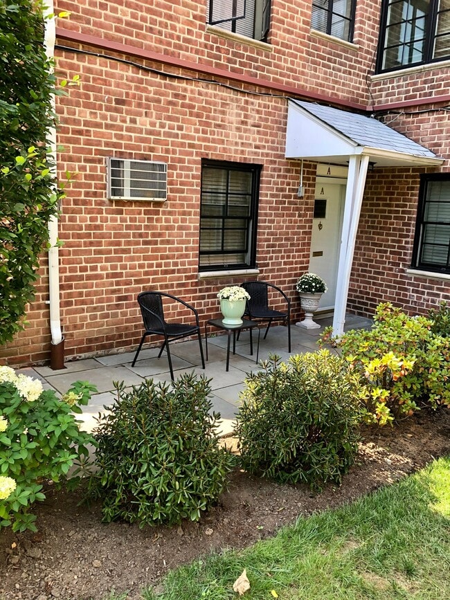 Private Entrance - 181 Purchase St