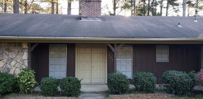 Building Photo - 101 Pine Cove