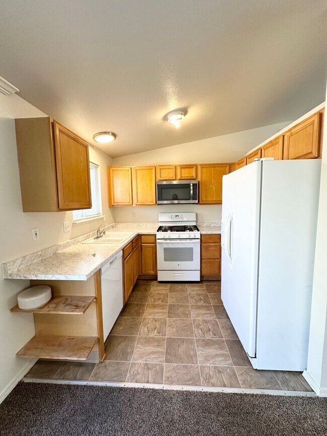 Foto del edificio - 404 Bramble Ct