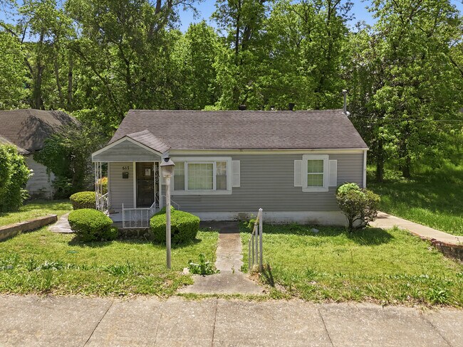 Building Photo - 517 11th Ct W