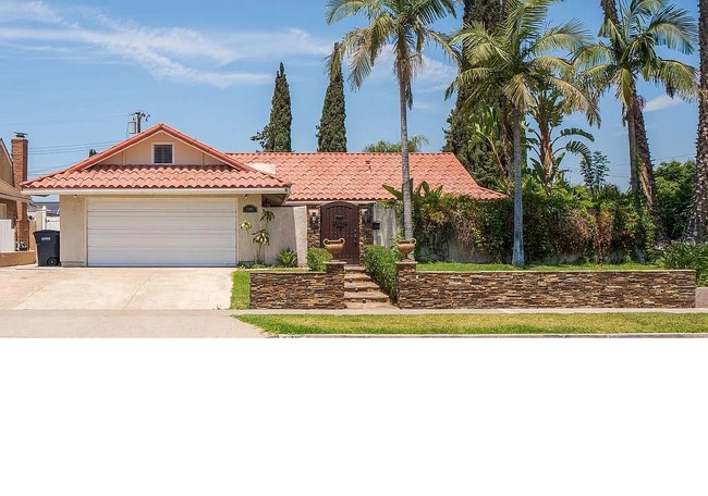 Building Photo - 24061 La Rosa Dr