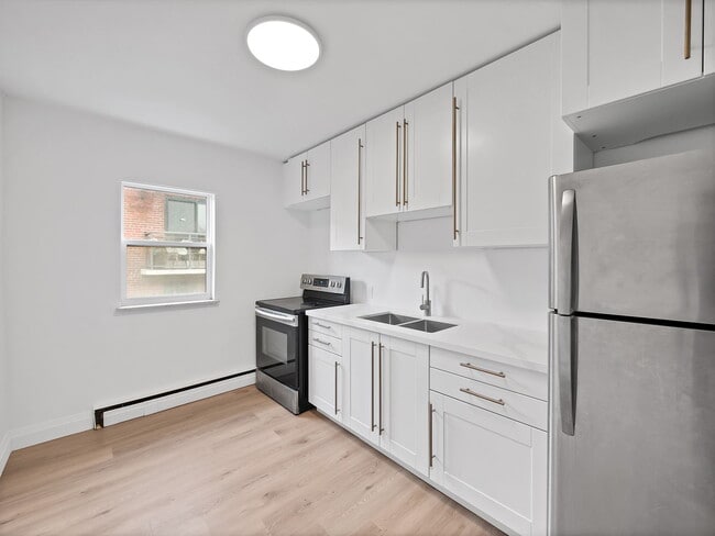 Building Photo - 1218 Fennell Ave E