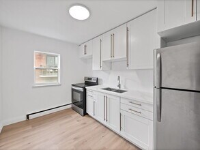 Building Photo - 1218 Fennell Ave E