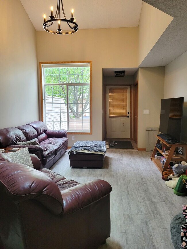 Building Photo - 3 Bedroom Townhouse!