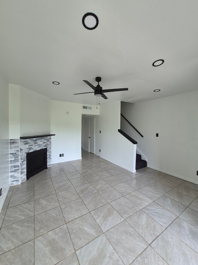 Foto del edificio - Golden Village Townhomes