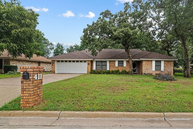 Building Photo - 411 Bluebonnet St