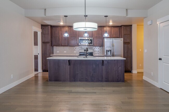 Building Photo - 3 bedroom, 2 bathroom home located in Love...