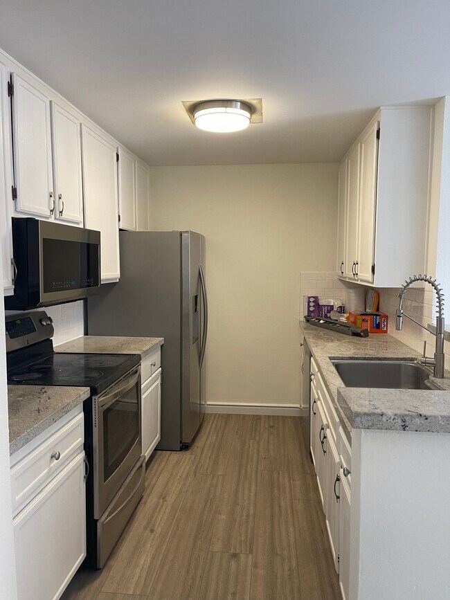 Foto del edificio - 7160 Shoreline Dr