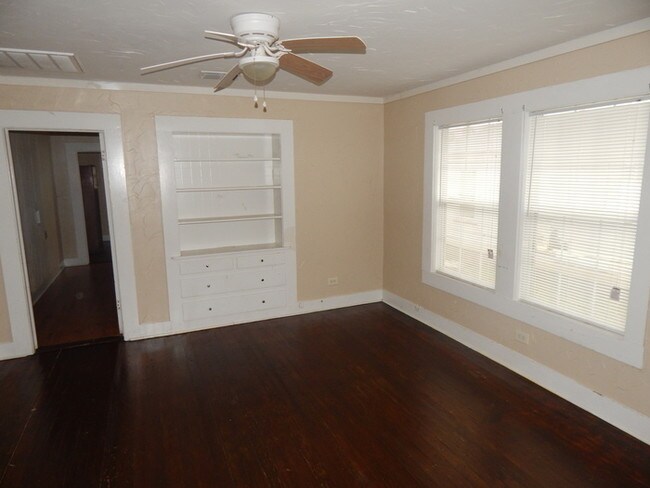 Building Photo - Charming 1 Bedroom, 1 Bathroom Duplex