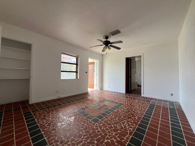 Foto del edificio - $1,375 ** Annual Lease ** 1 Bedroom / 1 Ba...