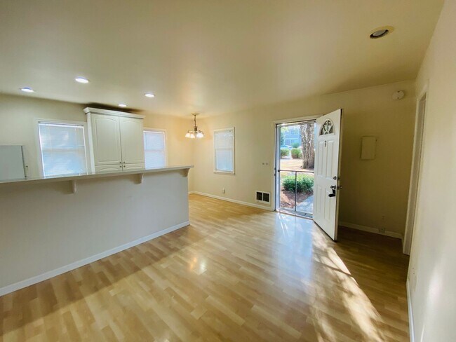 Foto del edificio - One Bedroom Cottage Style Home in Central Everett