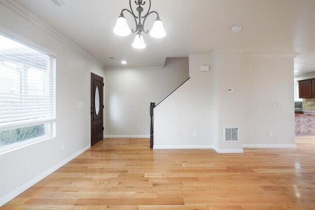 Building Photo - 546 Olive Pl