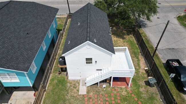Foto del edificio - 6201 Heards Ln