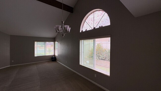 Foto del edificio - Spacious 4-Bedroom Home Near Centennial High School in Corona
