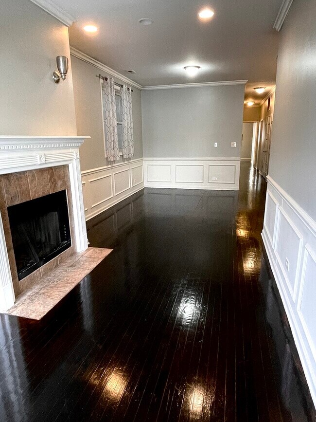 Building Photo - 5852 S Prairie Ave