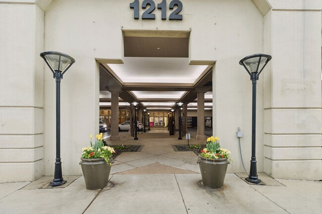 Building Photo - 1212 N La Salle Dr