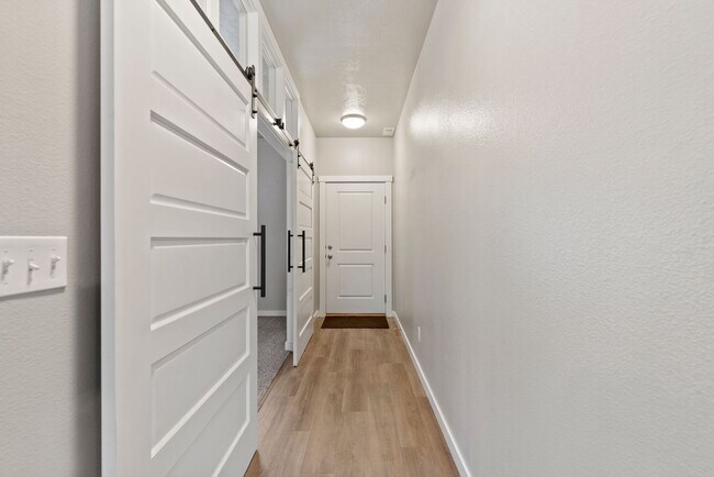 Building Photo - Upgraded 4 Bed 2.5 Bath Home