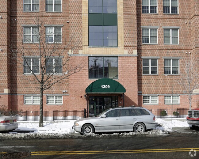 Building Photo - 1201 Summit Ave