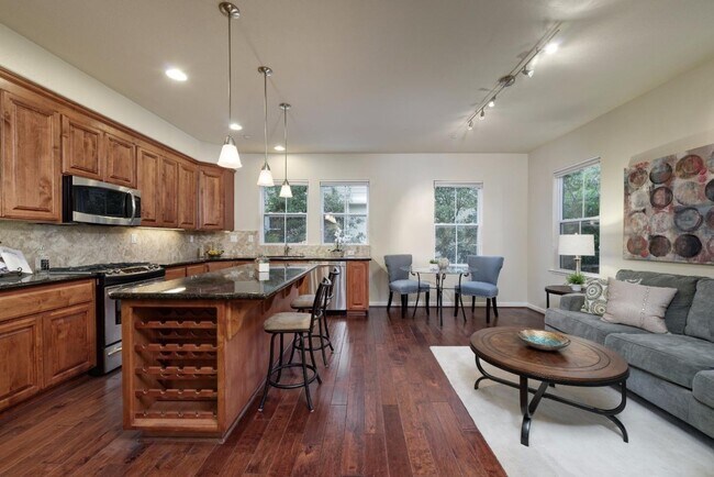 Foto del edificio - 400 Toyama Dr