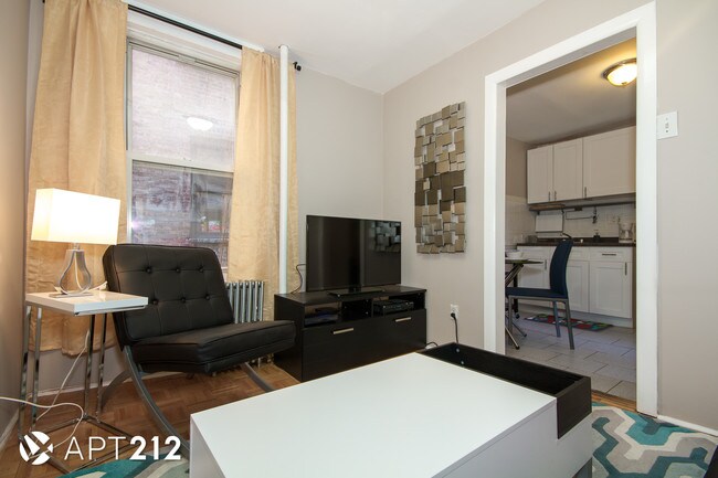 Building Photo - 512 E 13th St