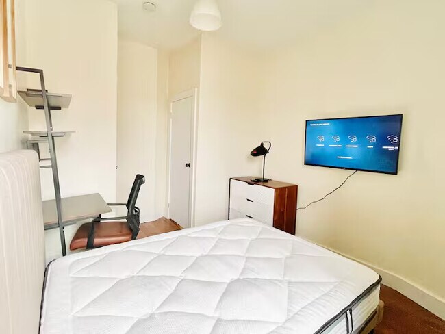 Foto del edificio - Furnished room/NOT APARTMENT