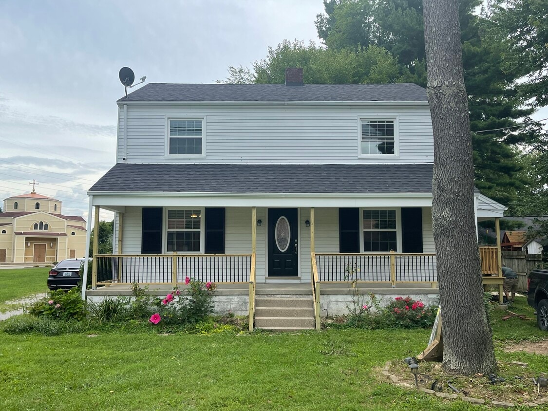 8340 New La Grange Rd, Louisville, KY 40222 House Rental in