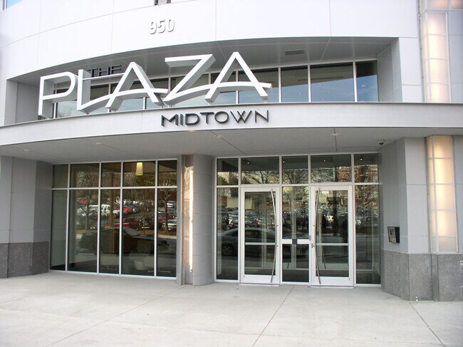 Acceso seguro con personal disponible las 24 horas, los 7 días de la semana. - 950 W Peachtree St NW