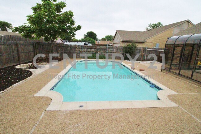 Foto del edificio - Recently Updated 3/2 with Sparkling In-Gro...