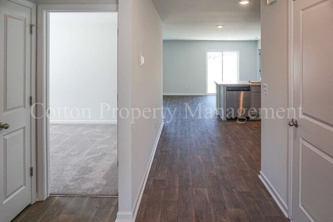 Building Photo - 602 Draymore Dr NE
