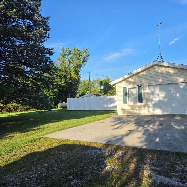 Building Photo - 5950 North Rd