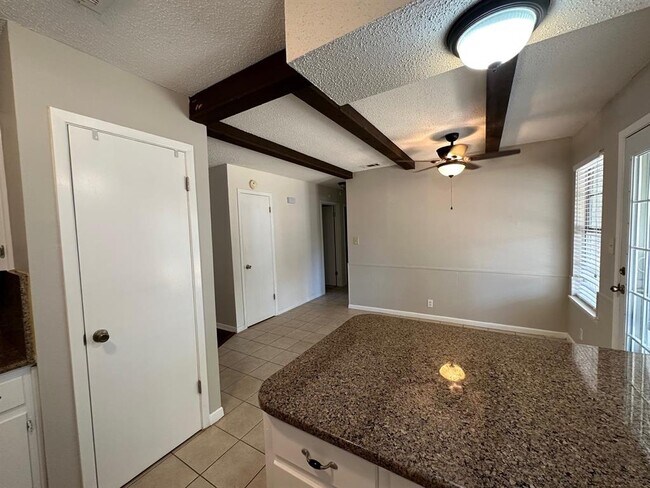 Foto del edificio - 5704 Cedardale Dr