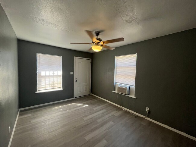 Photo - 2513 Quintana Rd House