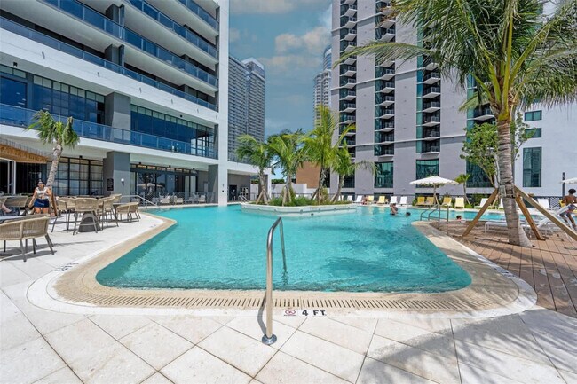 Foto del edificio - 601 NE 1st Ave