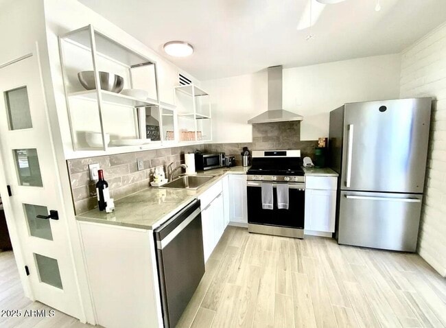 Foto del edificio - 5811 E Surrey Dr