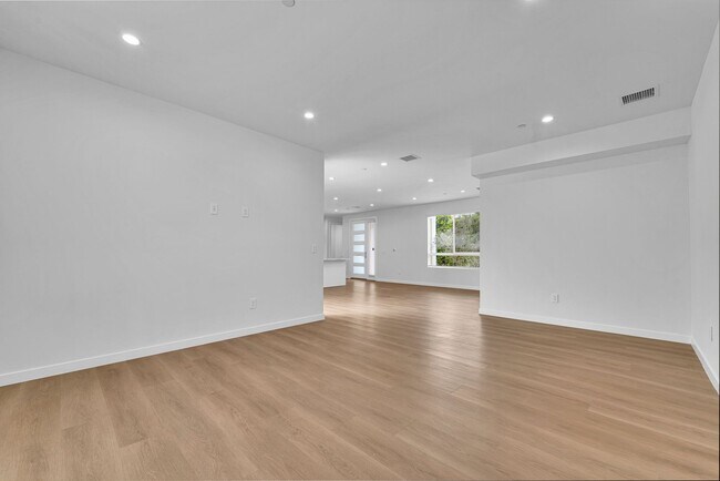 Foto del edificio - Modern Brand new 5-Bedroom Home for Lease ...