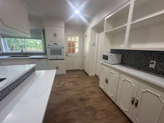 Foto del edificio - Gorgeous 3 Bedroom South Highland Home with Bonus Room!