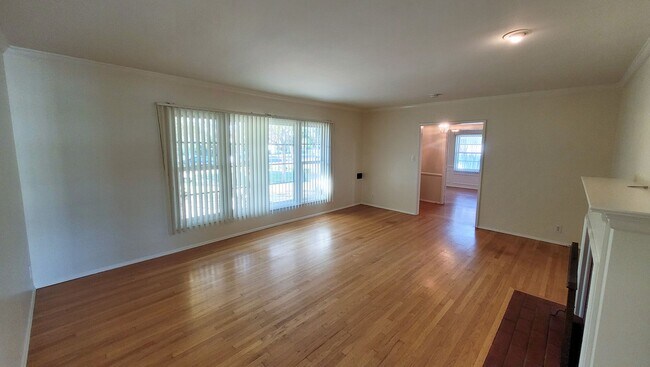 Building Photo - Ranch Style Home 3 bedroom 2 bath with Pool
